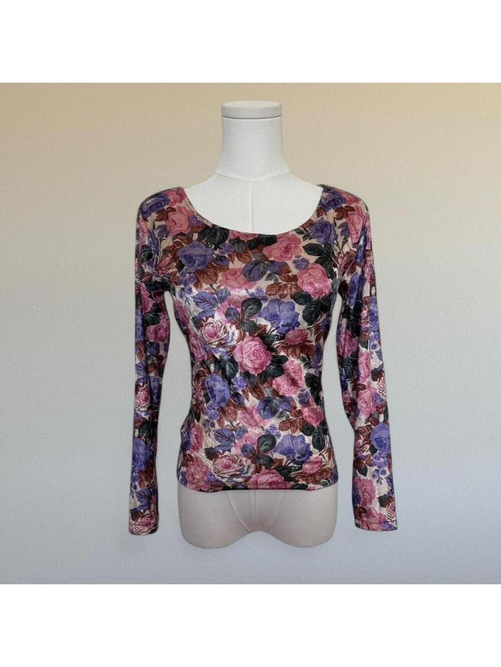 Vintage velvet floral long sleeve top. Best fits M.
